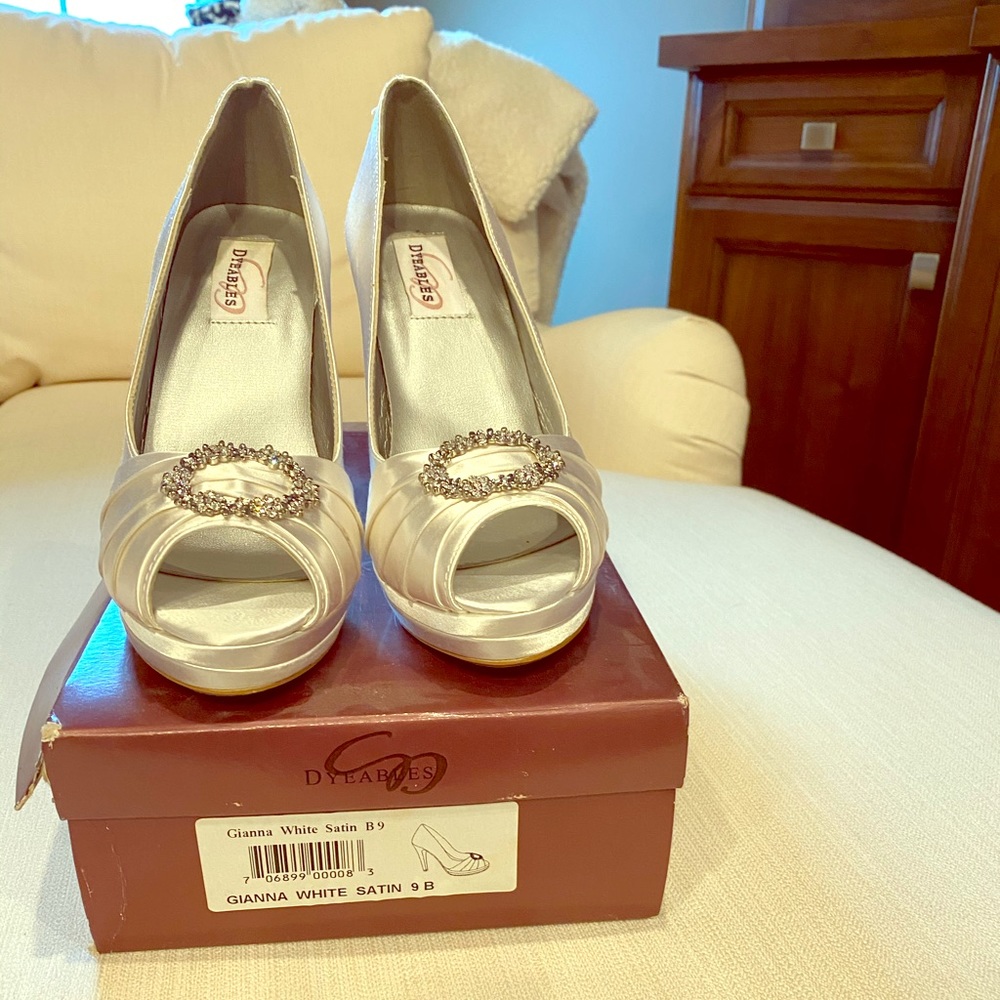 Gianna White Satin Dyeables Pump sz 9